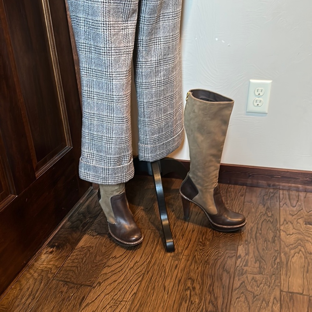 BCBGMAXAZIRIA knee boot multi tan & brown  leather/ suede letter sole. 4” heel